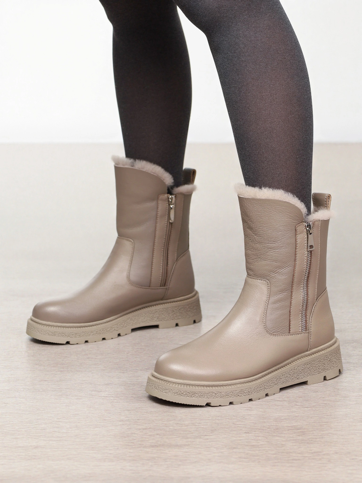 Ботинки серого цвета с двумя боковыми молниями